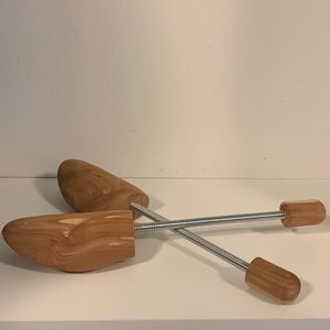 Men’s shoe trees adjustable.